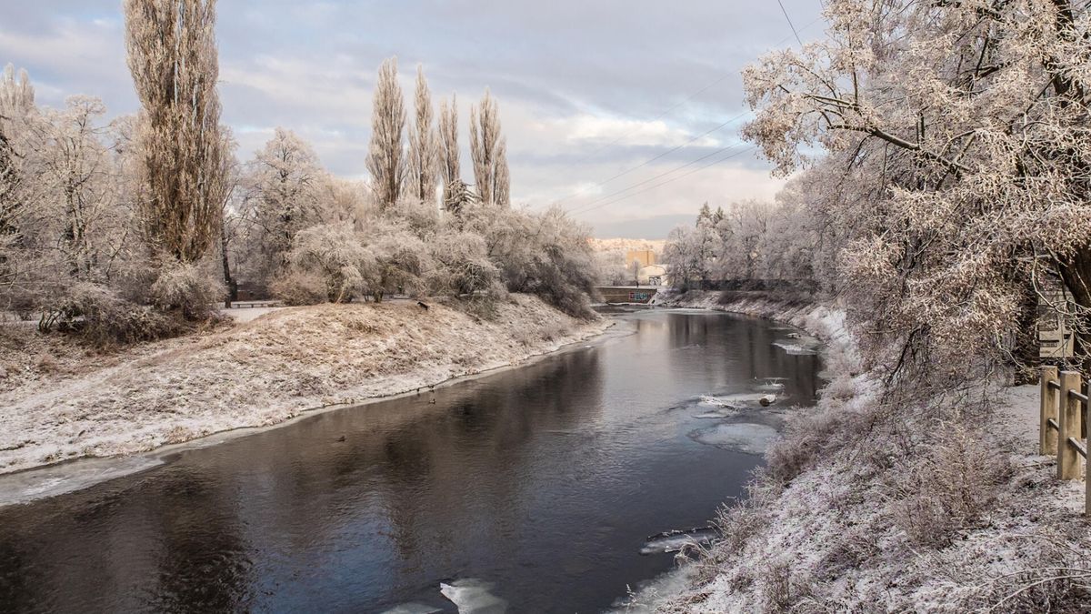 Řidiče v Brně zarazil batoh na prázdné ulici. O kus dál bojoval o život opilec v ledové řece
